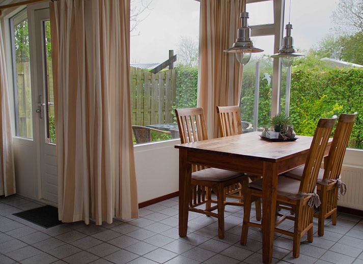 Ingang van 9600 - Daalder - Troost in De Cocksdorp Texel, vakantiehuis met blauwe poort en weelderige heg.