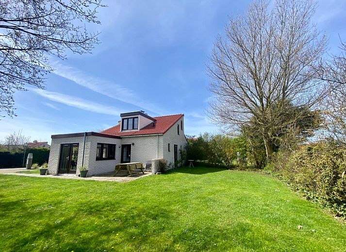 Vakantiehuis D 491 in De Cocksdorp, Texel met zonnige veranda en groene omgeving, ideaal voor een ontspannen verblijf op de Waddeneilanden.