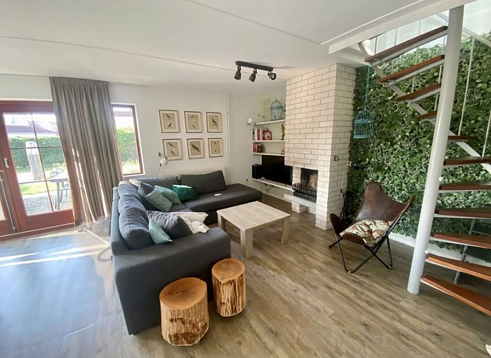 Vakantiehuis D 491 in De Cocksdorp, Texel met zonnige veranda en groene omgeving, ideaal voor een ontspannen verblijf op de Waddeneilanden.