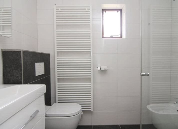 Vakantiehuis D 491 in De Cocksdorp, Texel, omgeven door groene natuur, met een uitnodigend terras voor een ontspannen verblijf op de Waddeneilanden.