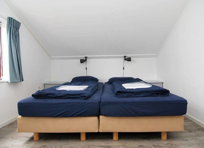 Vakantiehuis D 491 in De Cocksdorp, Texel, omgeven door groene natuur, met een uitnodigend terras voor een ontspannen verblijf op de Waddeneilanden.