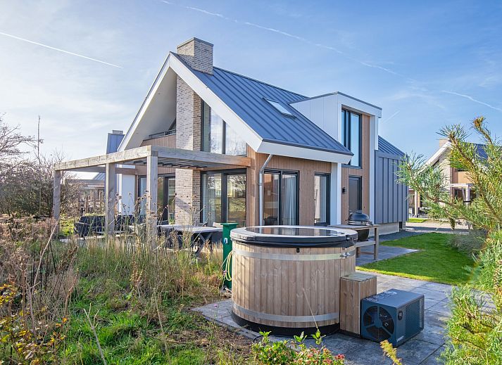 Freistehendes Haus in De Cocksdorp auf Texel, ein Ferienhaus mit moderner Architektur und einer einladenden Terrasse auf dem Lande.