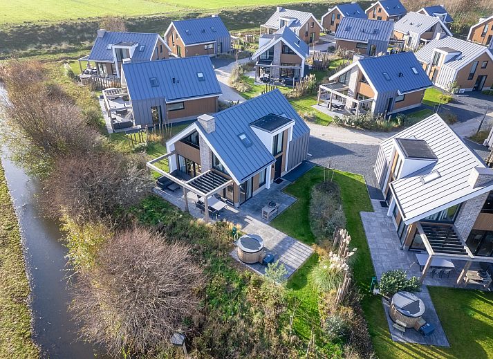 Freistehendes Haus in De Cocksdorp auf Texel, ein Ferienhaus mit moderner Architektur und einer einladenden Terrasse auf dem Lande.