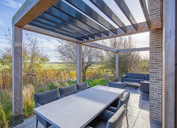 Freistehendes Haus in De Cocksdorp auf Texel, ein Ferienhaus mit moderner Architektur und einer einladenden Terrasse auf dem Lande.