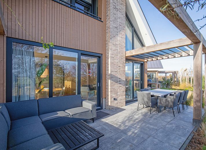 Luftaufnahme eines freistehenden Hauses in De Cocksdorp, Texel, umgeben von grnen Feldern und ruhiger Natur auf den Watteninseln.