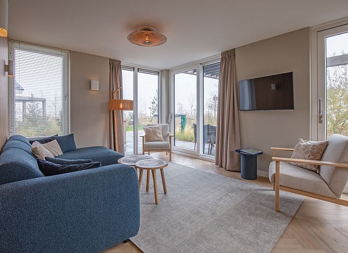 Luftaufnahme eines freistehenden Hauses in De Cocksdorp, Texel, umgeben von grnen Feldern und ruhiger Natur auf den Watteninseln.