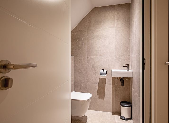 Luftaufnahme eines freistehenden Hauses in De Cocksdorp, Texel, umgeben von grnen Feldern und ruhiger Natur auf den Watteninseln.