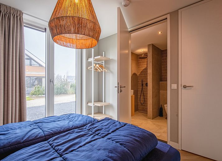 Luftaufnahme eines freistehenden Hauses in De Cocksdorp, Texel, umgeben von grnen Feldern und ruhiger Natur auf den Watteninseln.