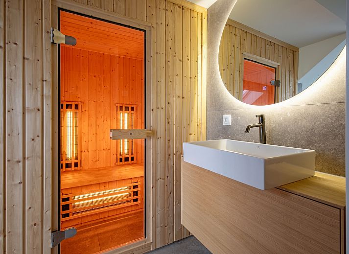 Luftaufnahme eines freistehenden Hauses in De Cocksdorp, Texel, umgeben von Natur und modernen Ferienhusern auf den Watteninseln.