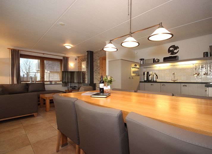 Villa De Witte Hoek in De Cocksdorp, Texel biedt een charmant vakantiehuis met rieten dak en zonnig terras op de Waddeneilanden.