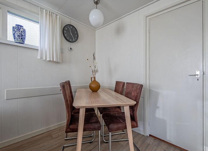 Gemuetliches Wohnzimmer im Ferienhaus Kikkertstraat 60, De Cocksdorp, Texel mit bequemer Sitzgelegenheit.