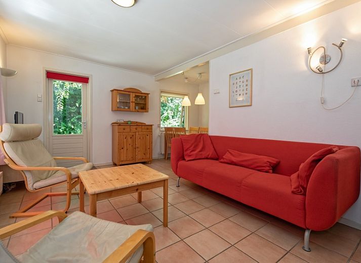 Vakantiehuis Slufterduin 088 in De Cocksdorp, Texel, omgeven door groene natuur en een zonnig terras.