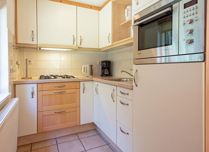 Gezellige woonkamer van Vakantiehuis Slufterduin 088 in De Cocksdorp, Texel, met comfortabele zitplaatsen en uitzicht op de tuin.