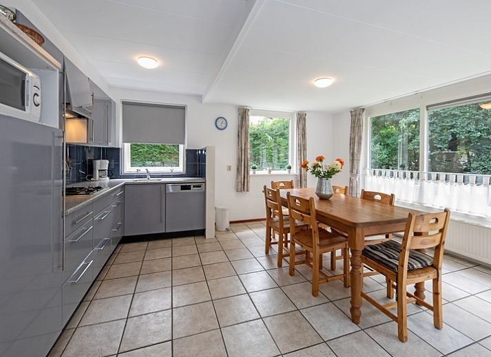 Ferienhaus Slufterduin 098 in De Cocksdorp, Texel mit sonniger Terrasse und gruenem Garten.