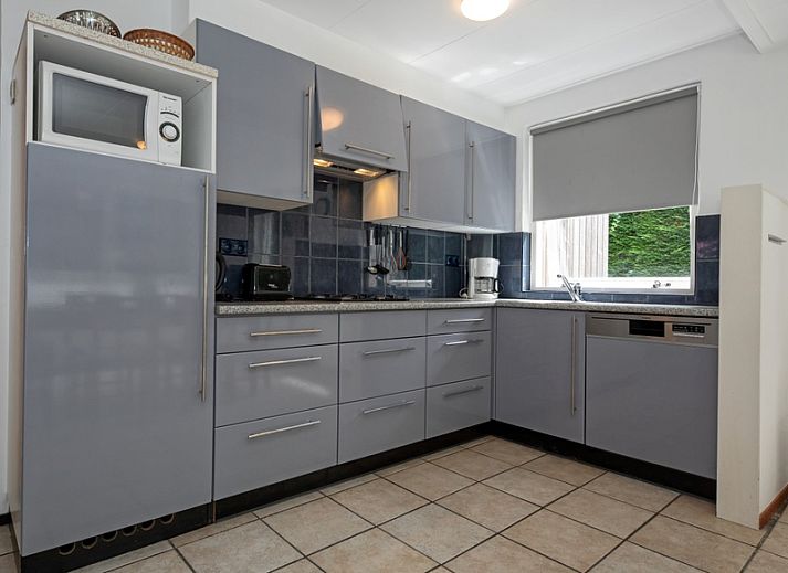 Ferienhaus Slufterduin 098 in De Cocksdorp, Texel mit sonniger Terrasse und gruenem Garten.