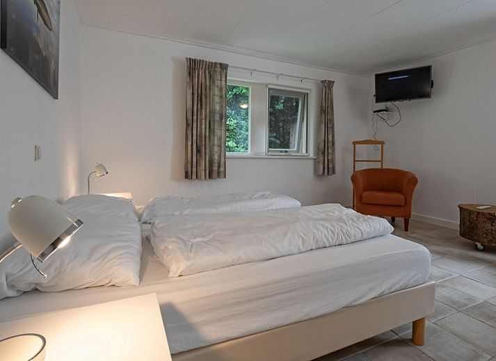 Gemuetliches Wohnzimmer im Ferienhaus Slufterduin 098, De Cocksdorp, Texel mit bequemen Sofas.