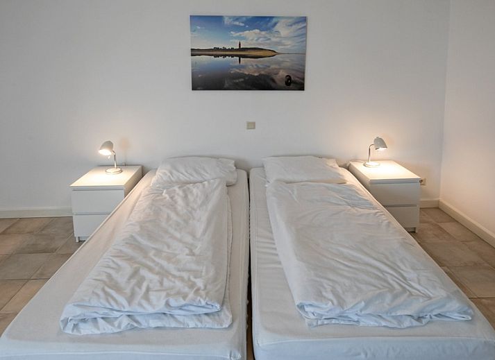 Gemuetliches Wohnzimmer im Ferienhaus Slufterduin 098, De Cocksdorp, Texel mit bequemen Sofas.