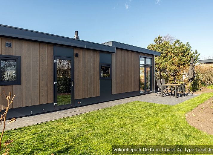 Chalet type Texel de Luxe in De Cocksdorp, Texel with modern veranda and garden view.