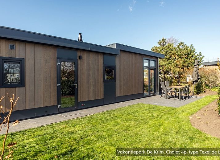Chalet type Texel de Luxe in De Cocksdorp, Texel with modern veranda and garden view.