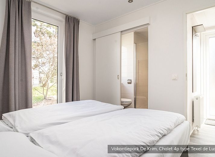 Chalet type Texel de Luxe in De Cocksdorp, Texel with modern veranda and garden view.