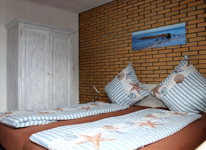 Vooraanzicht van Vakantiehuis Slufterhoek 076 in De Cocksdorp Texel met bloeiende tuin