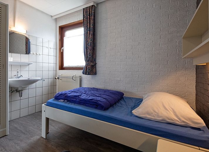 Eethoek en zithoek in Vakantiehuis Slufterhoek 056, De Cocksdorp Texel, met uitzicht op de tuin.