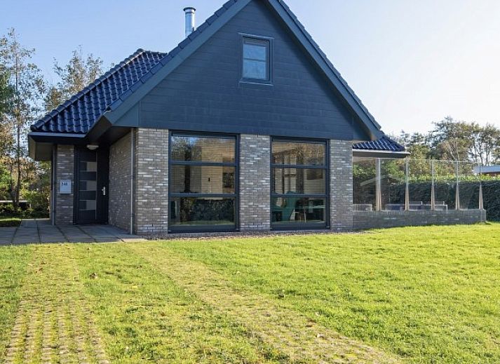 Atmospheric fireplace in the living room of Holiday home Slufteroord 240, Bungalowpark Slufteroord, De Cocksdorp.