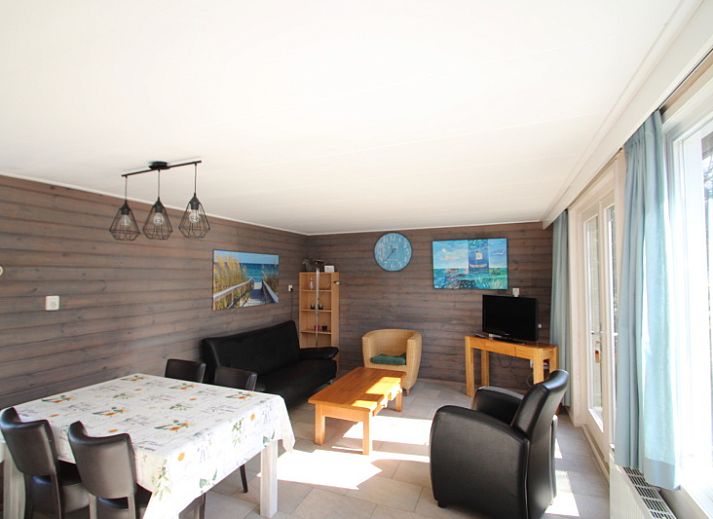 Geniet van het terras bij Bungalow Tamarisk 196 in De Cocksdorp, Texel, met comfortabele tuinset voor ontspanning.