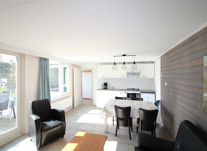 Geniet van het terras bij Bungalow Tamarisk 196 in De Cocksdorp, Texel, met comfortabele tuinset voor ontspanning.