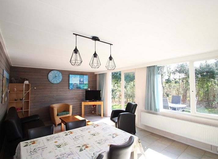 Geniet van het terras bij Bungalow Tamarisk 196 in De Cocksdorp, Texel, met comfortabele tuinset voor ontspanning.