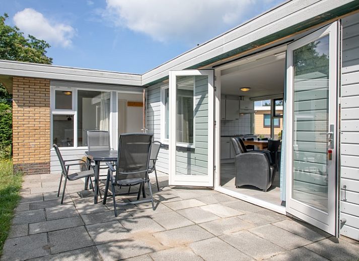 Ruime woonkamer in Bungalow Tamarisk 196, De Cocksdorp, Texel, met moderne meubels en veel natuurlijk licht.