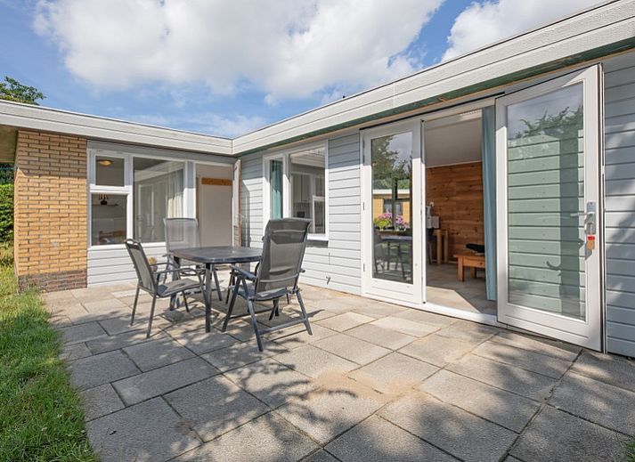 Ruime woonkamer in Bungalow Tamarisk 196, De Cocksdorp, Texel, met moderne meubels en veel natuurlijk licht.