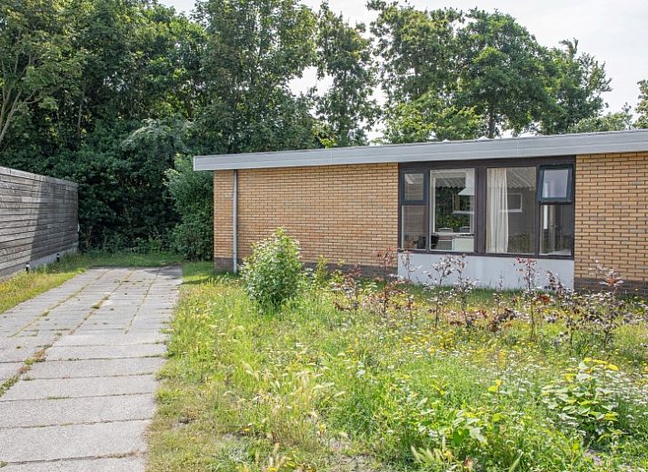 Open keuken in Bungalow Tamarisk 196, De Cocksdorp, Texel, volledig uitgerust voor een comfortabel verblijf.