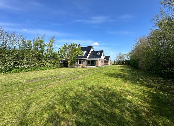 Family house Dacha in De Cocksdorp Texel, a charming vacation home with spacious garden and terrace for relaxation on the Wadden Islands.