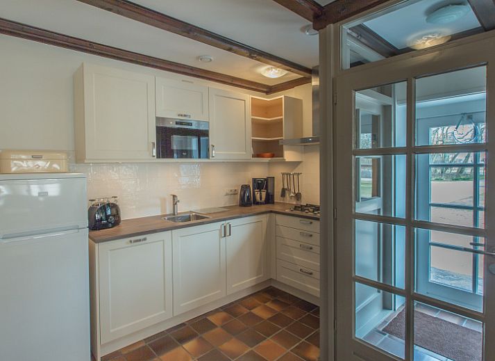 Type R vakantiehuis in De Cocksdorp, Texel met rieten dak en groene tuin, Waddeneilanden.