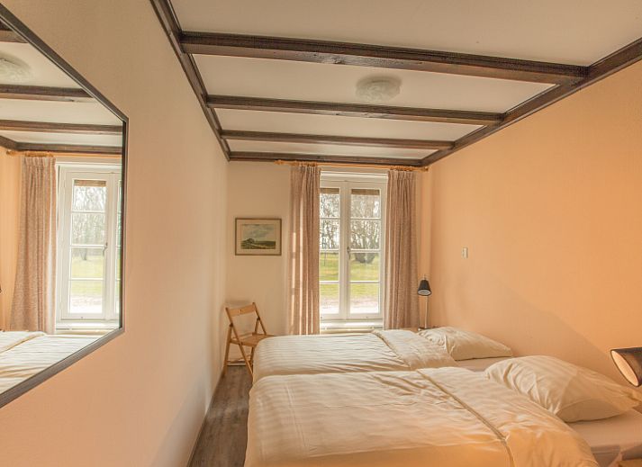 Type R vakantiehuis in De Cocksdorp, Texel met rieten dak en groene tuin, Waddeneilanden.