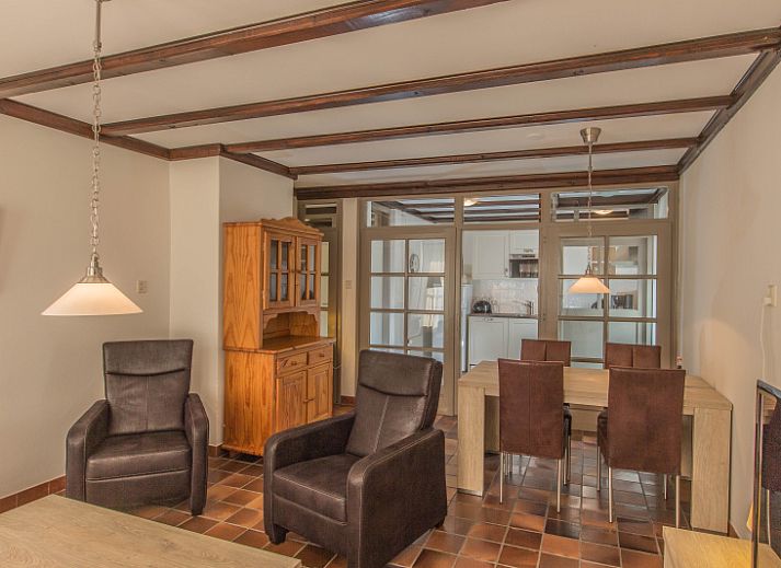 Type R vakantiehuis in De Cocksdorp, Texel met rieten dak en groene tuin, Waddeneilanden.