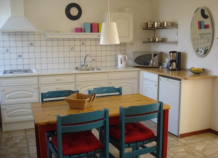 Bungalow Tamarisk 212 in De Cocksdorp, Texel mit einer einladenden Terrasse und gruener Umgebung.