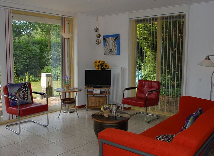 Bungalow Tamarisk 212 in De Cocksdorp, Texel mit einer einladenden Terrasse und gruener Umgebung.