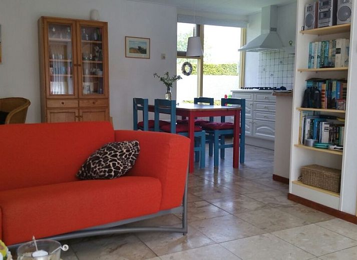 Bungalow Tamarisk 212 in De Cocksdorp, Texel mit einer einladenden Terrasse und gruener Umgebung.