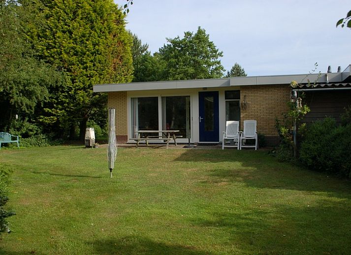 Gemuetliches Wohnzimmer im Bungalow Tamarisk 212, Texel mit Blick auf die Natur.
