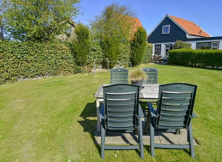 De Vlinder vacation home in De Cocksdorp, Texel with sunny veranda and green garden.