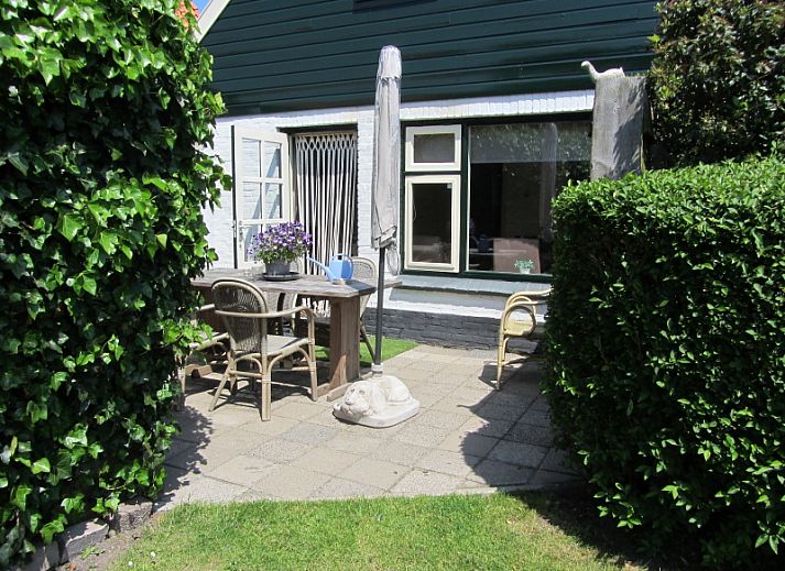 Modern kitchen in De Vlinder vacation home, De Cocksdorp, Texel with all conveniences.