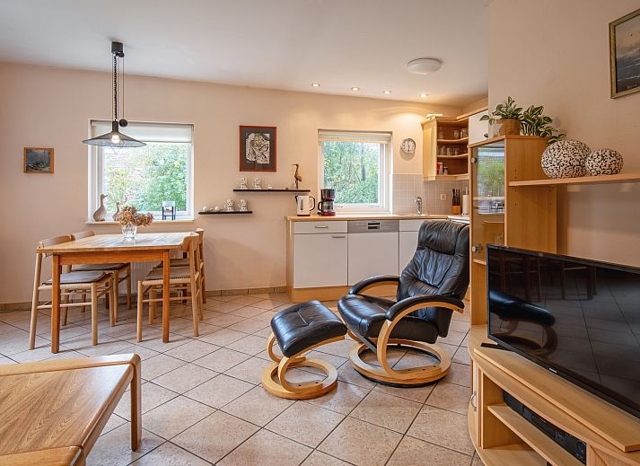 Vacation home Slufterduin 094 in De Cocksdorp Texel surrounded by green nature and spacious garden.