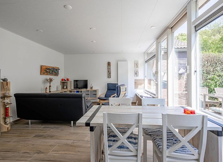 Vakantiehuis Slufterhoek 158 in De Cocksdorp, Texel, biedt een serene tuinomgeving voor een ontspannen verblijf op de Waddeneilanden.