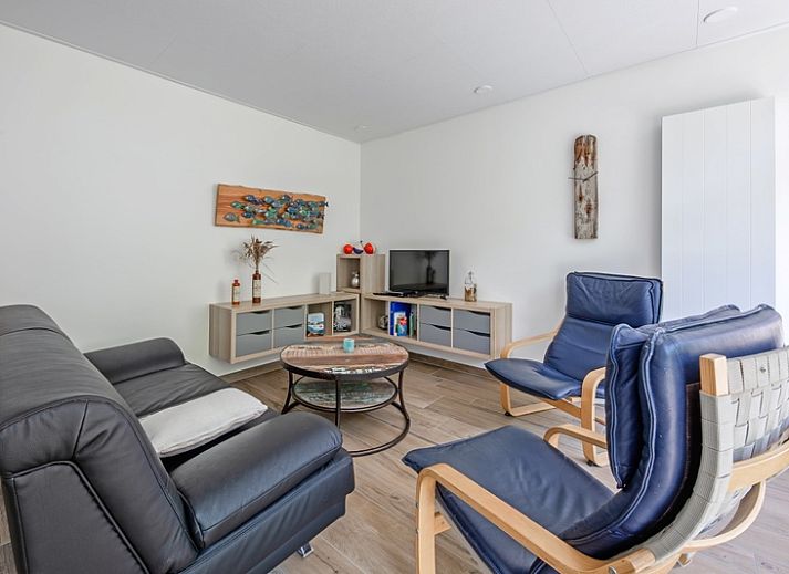 Vakantiehuis Slufterhoek 158 in De Cocksdorp, Texel, biedt een serene tuinomgeving voor een ontspannen verblijf op de Waddeneilanden.