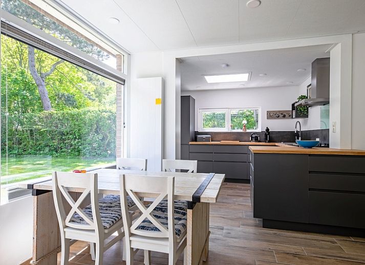 Vakantiehuis Slufterhoek 158 in De Cocksdorp, Texel, biedt een serene tuinomgeving voor een ontspannen verblijf op de Waddeneilanden.