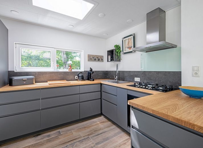 Vakantiehuis Slufterhoek 158 in De Cocksdorp, Texel, biedt een serene tuinomgeving voor een ontspannen verblijf op de Waddeneilanden.