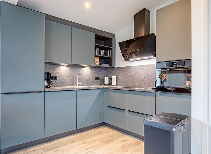 Gezellige woonkamer van Krimweg 051 in De Cocksdorp, Texel met comfortabele zithoek en uitzicht op de tuin.