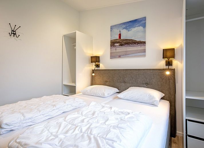 Gezellige woonkamer van Krimweg 051 in De Cocksdorp, Texel met comfortabele zithoek en uitzicht op de tuin.